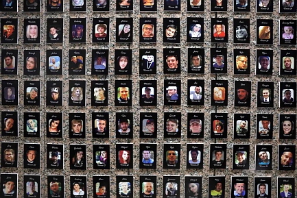 ● 2022년 9월 미국 버지니아 알링턴의 마약단속국 본부 벽에 걸린 펜타닐 중독으로 숨진 희생자 사진들. 미국에서는 한 해 수만 명이 펜타닐 같은 마약성 진통제 과다복용으로 사망하고 있다. 【 AFP／연합뉴스 】