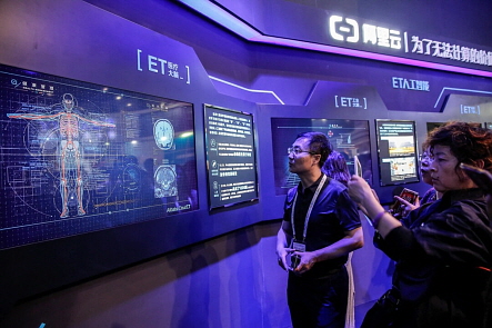 ● 2017년 5월 27일 중국 구이저우성 구이양의 구이양 국제 생태컨퍼런스 센터에서 열린 2017 중국 국제 빅데이터 산업박람회 기간 중 데이터 분석 센터를 방문한 관람객들. 【 Lintao Zhang／Getty Images 】