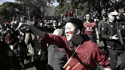 ● 2019년 8월 17일, 호주 시드니에서 열린 친중국 공산당 집회에서 중국인 유학생들이 홍콩 민주화 운동 지지자들을 비난하고 있다. 【 An Pinya／The Epoch Times 】