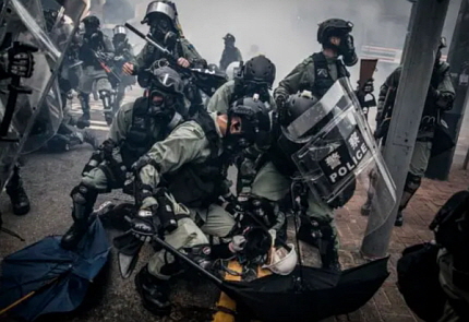 ● 2019년 10월 1일, 홍콩 완차이에서 충돌이 벌어진 가운데 경찰이 민주화 시위대를 무력 진압하고 있다. 【 Chris McGrath／Getty Images 】