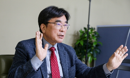 ● 이희천 국민의힘 중앙연수원 교수(전 국정원 교수)가 2월 24일 에포크타임스와 인터뷰하고 있다. 【 한기민／에포크타임스 】