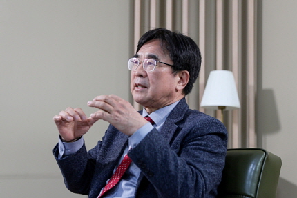 ● 이희천 교수는 “대통령의 비상계엄과 탄핵사태는 여야 사이의 단순한 정치 갈등이 아니라 오랫동안 누적된 사상 전쟁이며, 체제 전쟁”이라고 말했다. 【 한기민／에포크타임스 】