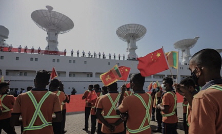 ● 2022년 8월 16일 중국 인민해방군 해군 탐사선인 위안왕 5호가 함반토타항(Hambantota port)에 입항한 가운데, 중국인 근로자와 현지 노동자들이 환영하고 있다. 이 선박은 인공위성 탐지 및 추적 장치 등을 갖춘 스파이 선박으로 평가되고 있다. 【 EPA／연합 】