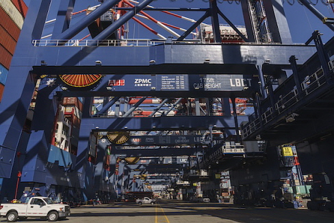 ● 미국 캘리포니아주 롱비치 항구의 컨테이너 터미널에서 운영되는 중국 상하이전화중공업(ZPMC)의 크레인. 【 2023-02-09┃AP／연합 】