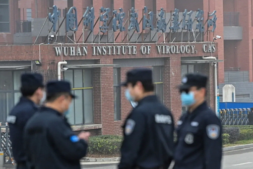 ● 2021년 2월 3일, 중국 후베이성에 있는 ‘우한 바이러스 연구소’ 앞에서 보안 요원들이 경비를 서고 있다. 【 Hector Retamal／AFP via Getty Images. 】