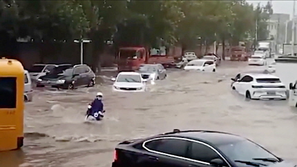 ● 중국 수도 베이징이 때아닌 폭우에 침수된 가운데 우박까지 덮치는 등 9월 들어서도 기상이변이 계속되고 있다. 【 NTD 】