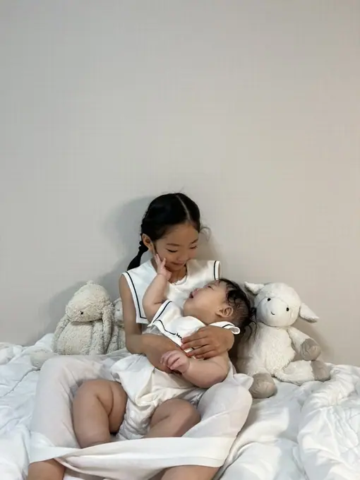 아기를 안은 조용한 순간