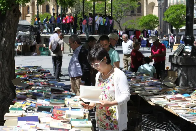 거리의 책 시장에서